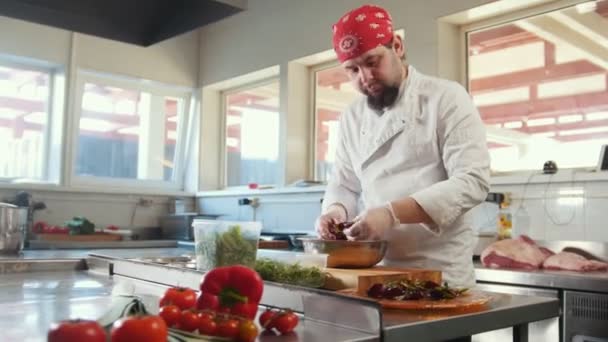 Küchenchef bereitet in der Küche des Restaurants einen Salat mit den Zutaten zu — Stockvideo