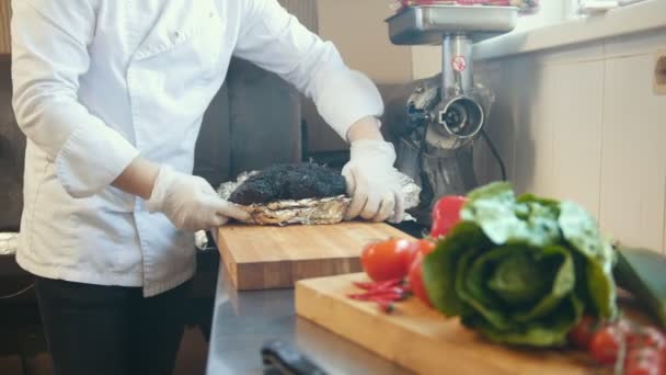Voorbereiding van een groot stuk gerookt vlees op een houten bord — Stockvideo