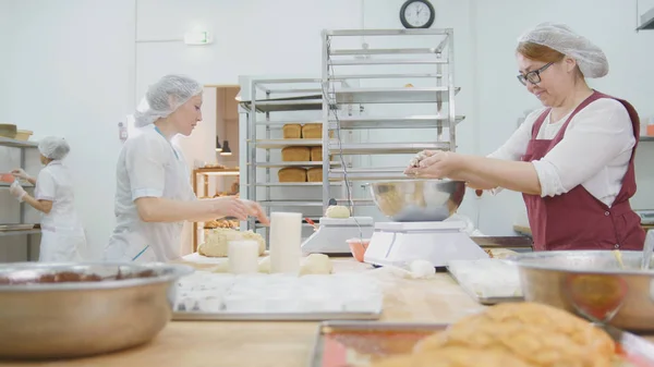 De anställda kvinnorna arbetets bageri — Stockfoto