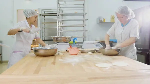 Zaměstnanci ženy v pekárně dělá čerstvý chléb — Stock fotografie