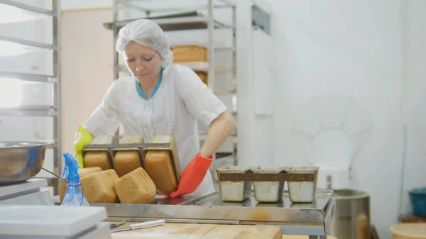 Kvinna bakar bröd på kommersiella kök — Stockfoto