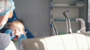 Diş hekimi, temizlik ve gülümseyen ve konuşurken kız childs dişler, sulama stomatologist resepsiyonda gurl