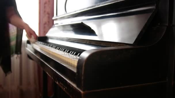 Yaşlı kadın evde piyanonun üzerinde toz bezleri - yakın çekim — Stok video