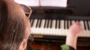 Yaşlı kadın gözlük piyano çalma