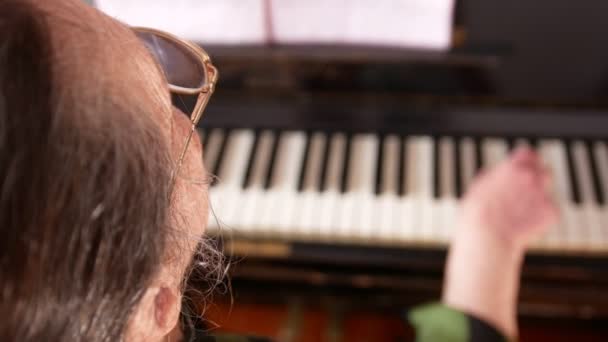 Ηλικιωμένη γυναίκα σε γυαλιά το πιάνο — Αρχείο Βίντεο