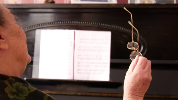 Piyano yakınındaki gözlüklü kadın kıdemli portresi — Stok video
