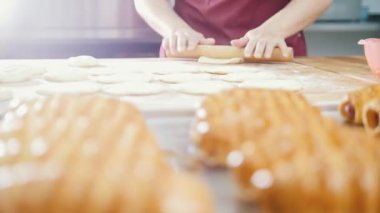 Ekmek yapım ürünleri ile eller yapma süreci