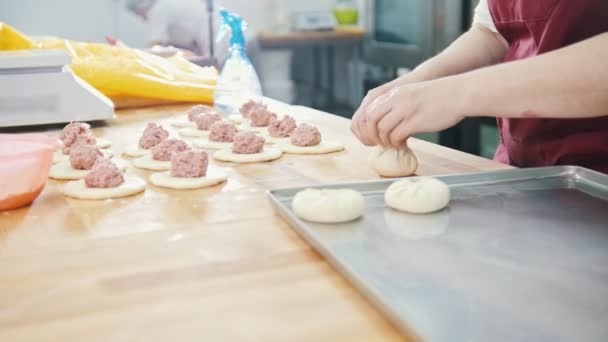 El proceso de fabricación de productos de panadería con las manos — Vídeos de Stock