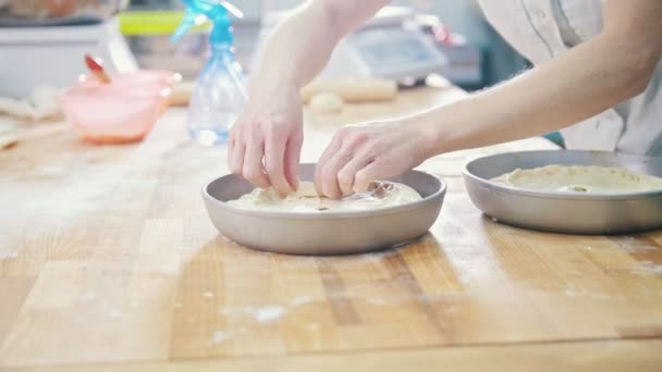 Het proces van het maken van taarten met handen - vrouw in bakkerij — Stockvideo