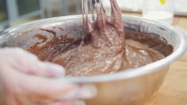 Baker metal kapta krem çikolata karışımları