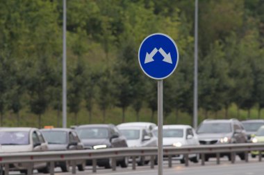 Sokak tabelası o işlek yol - trafik karayolu üzerinde