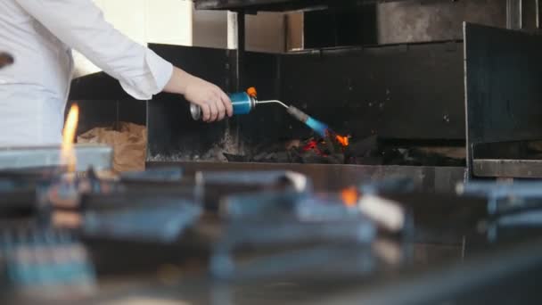 Allumage du charbon de bois dans le four à barbecue — Video