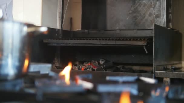 Chef na cozinha comercial abre forno defumado — Vídeo de Stock