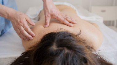 Doktor bir womans Tibet tıp kabine içinde masajlar