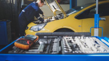Araba oto elektronik - mekanik bir araba onarır - ayrıntılı otomobil - garaj hizmet unscrews