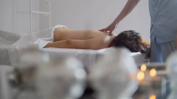 Salon de massage - jeune fille obtient une thérapie de guérison relaxante pour le dos — Photo