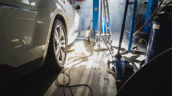 Gran coche blanco en la estación de servicio de coches a mediodía soleado — Foto de Stock