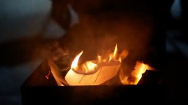 Barbekü Izgara için kış geceleri ateş