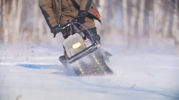 Mini sneeuwscooter overwinnen, manoeuvreren en het draaien van de diepe sneeuw — Stockvideo