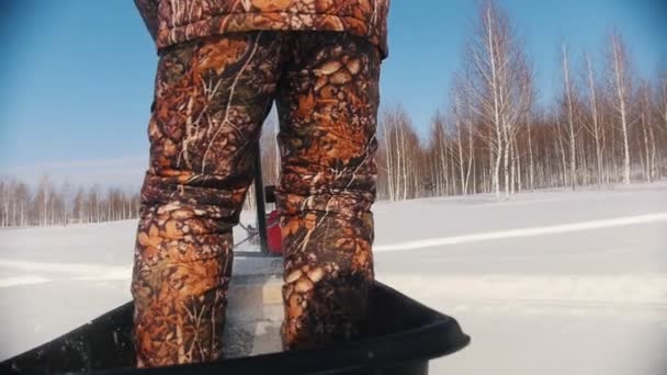 Mini skoter som ett effektivt sätt att passera snödrivor — Stockvideo