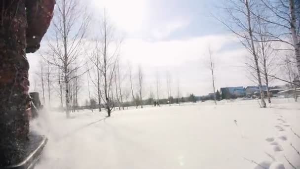 Езда по бездорожью по глубокому снегу на мини-снегоходе — стоковое видео