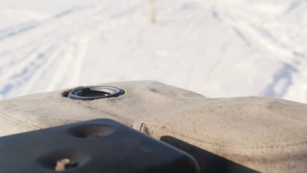 Homem apertando a tampa de gás de um mini snowmobile em uma estrada nevada de inverno — Vídeo de Stock