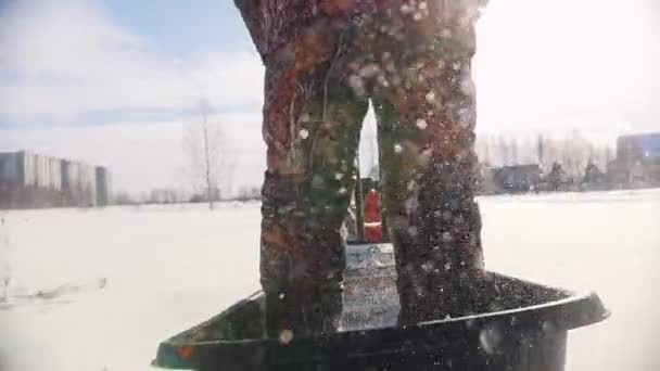 Езда по бездорожью и прохождение через глубокий снег на мини-снегоходе — стоковое видео