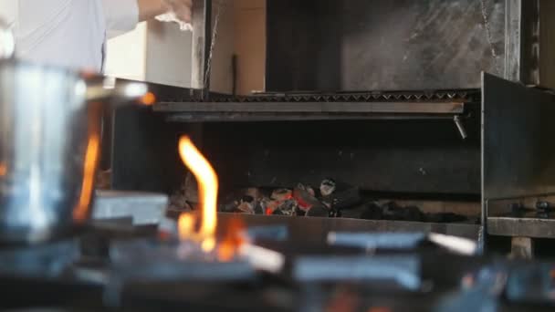 Chef en cocina comercial abre horno ahumado — Vídeo de stock