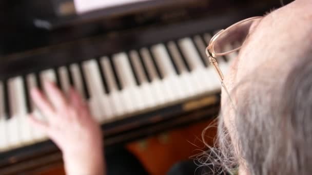 Ηλικιωμένη γυναίκα σε γυαλιά το πιάνο — Αρχείο Βίντεο