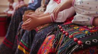 Rus folk müzik grubu - geleneksel kostümleri bankta oturan kadın