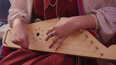 Kız Rus Halk kostüm vintage müzik aleti - gusli çalma