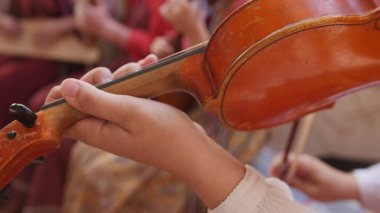 Rus folklor gurubu müzisyen - kadın oynamak keman