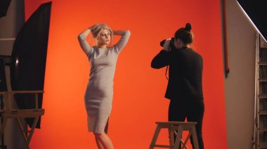 Sahne arkasında moda: sarışın kız modeli ve fotoğrafçı - Fotoğraf oturumu Studio