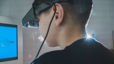 Çocuk vizyon stereo video sanal gerçeklik gözlüklü - göz hastalıkları Kliniği denetler
