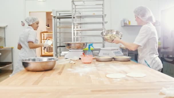 De vrouwen van de werknemers in de bakkerij maakt vers brood — Stockvideo