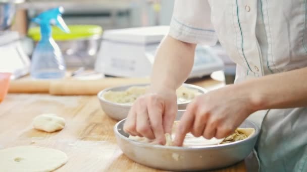 Processen att göra pajer med händer - kvinna i bageri — Stockvideo