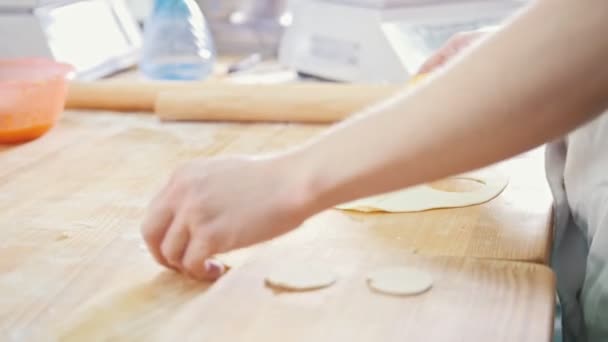 Пекарь в пекарне делает тесто для пирогов — стоковое видео