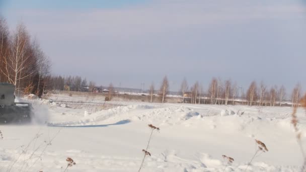 Homem em roupas de inverno superando alta neve em um mini snowmobile — Vídeo de Stock