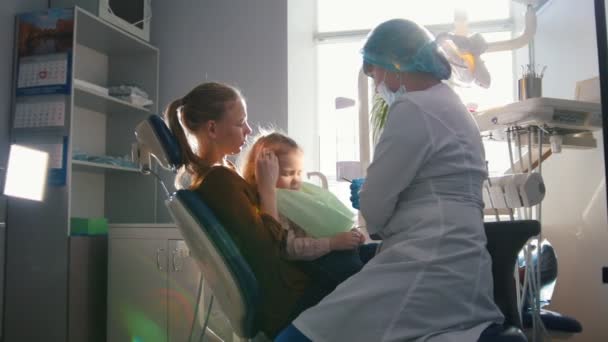 Menina com mamãe na sala de dentista — Vídeo de Stock