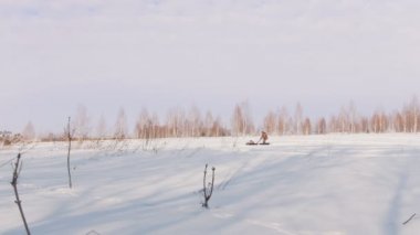 Kış giysileri sürme ve derin snowdrifts üzerinde mini kar arabası üzerinde manevra hızlı erkekte