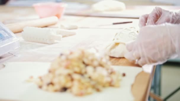 Cozinhe bolos e formando tortas de maçã na padaria — Vídeo de Stock