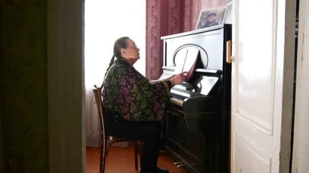 Senior Kvinna hemma spelar piano — Stockvideo