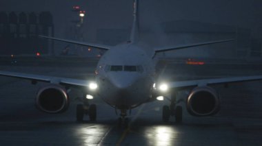 Alacakaranlıkta havaalanında modern jet uçak