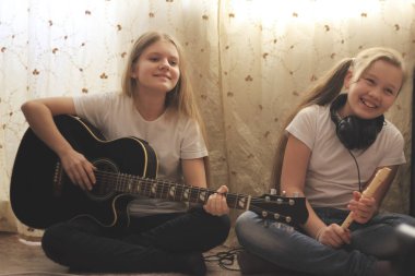 Müzik aletleri evde oynarken iki kadın genç