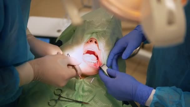 Médecin avec patient en salle de stomatologie — Video