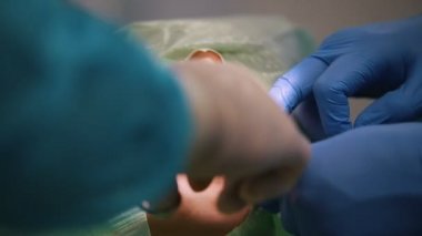 Mavi elbiseler iki cerrah operasyon ameliyat odasında olun.