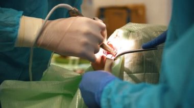 Doktor diş hekimi bir yordam lokal anestezi stomatology ameliyat sırasında gerçekleştirir.