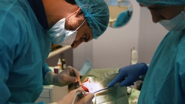 Dokter memeriksa pasien dengan retraktor di kantor gigi — Stok Video