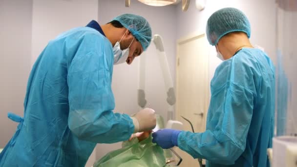 Médico dentista y asistente durante la operación de estomatología — Vídeos de Stock