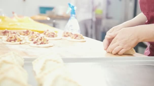 Αρτοποιό στο αρτοποιείο κάνοντας ζύμη για πίτες — Αρχείο Βίντεο